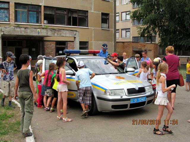 Сотрудники ГАИ Краматорска посетили детей в пришкольных лагерях Сотрудники ГАИ Краматорска посетили детей в пришкольных лагерях