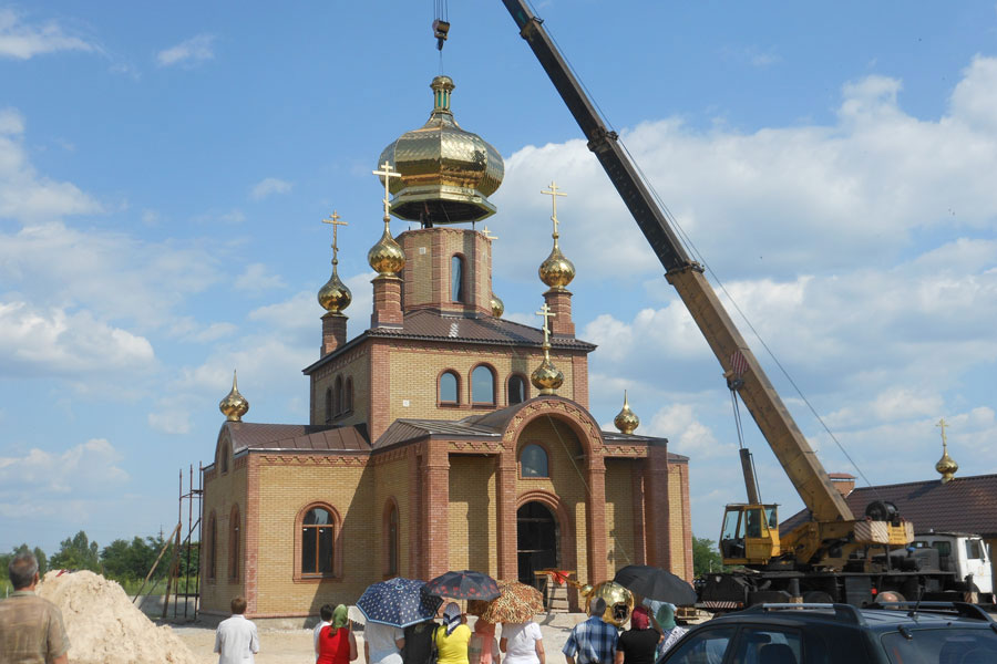 освящение накупольных крестов и установка центрального купола Сергиевского храма в Углегорске освящение накупольных крестов и установка центрального купола Сергиевского храма в Углегорске