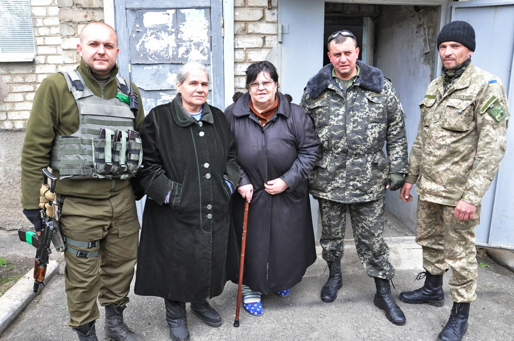 военнослужащие группы Гражданско-военного сотрудничества ВСУ помогают жителям населенных пунктов военнослужащие группы Гражданско-военного сотрудничества ВСУ помогают жителям населенных пунктов
