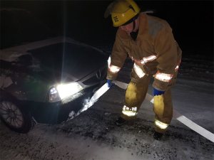 спасатели Донетчины извлекли из снежных заносов автомобили спасатели Донетчины извлекли из снежных заносов автомобили