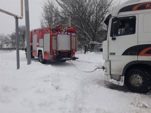 спасатели Донетчины извлекли из снежных заносов автомобили спасатели Донетчины извлекли из снежных заносов автомобили