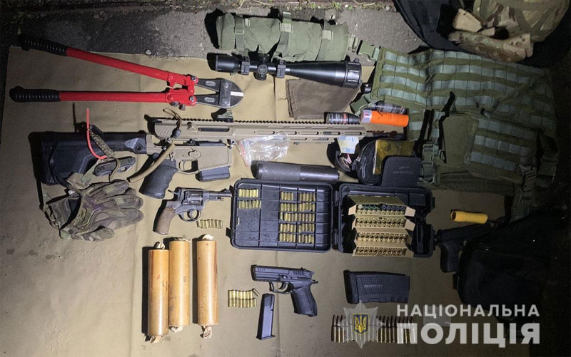 Полицейские пресекли попытку захвата предприятия в Мариуполе: изъято оружие Полицейские пресекли попытку захвата предприятия в Мариуполе: изъято оружие