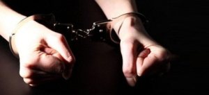 руки в наручниках руки в наручниках